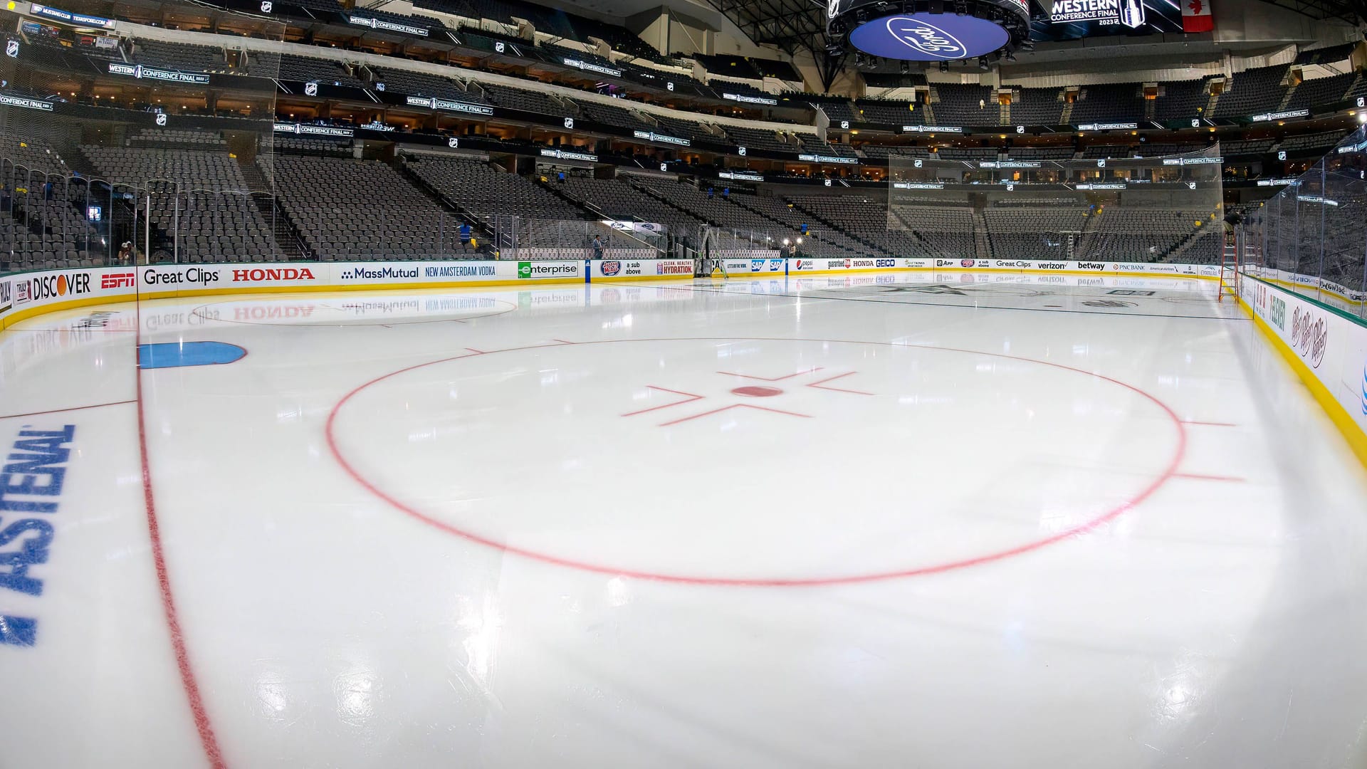 Eine Eishockey-Halle (Symbolbild): In der polnischen Liga wurde ein Spieler in Untersuchungshaft genommen. Eine Eishockey-Halle (Symbolbild): In der polnischen Liga wurde ein Spieler in Untersuchungshaft genommen.