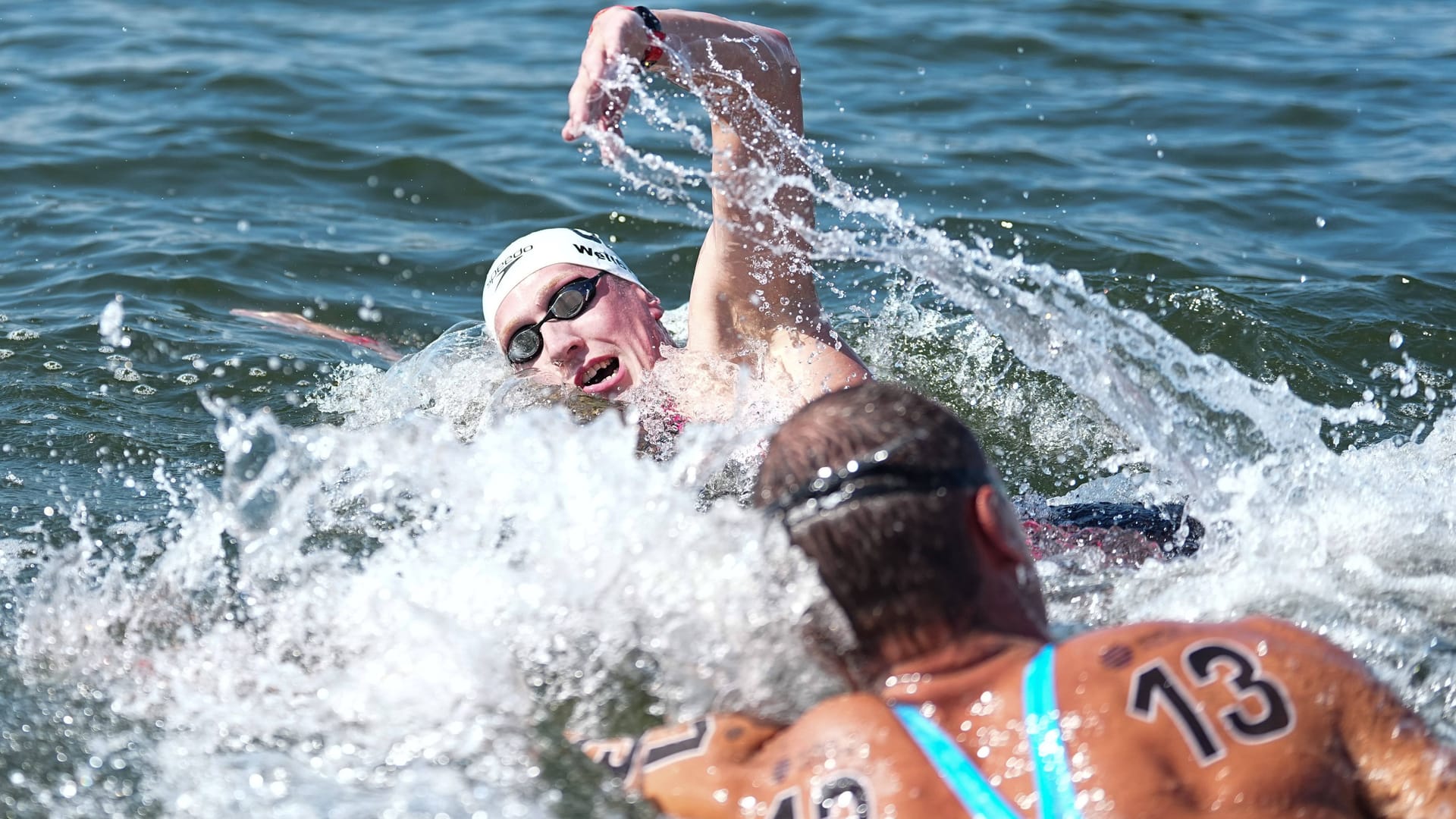 Floran Wellbrock iin Aktion: Der deutsche Schwimmer dominiert im Freiwasser-Wettbewerb. Floran Wellbrock iin Aktion: Der deutsche Schwimmer dominiert im Freiwasser-Wettbewerb.