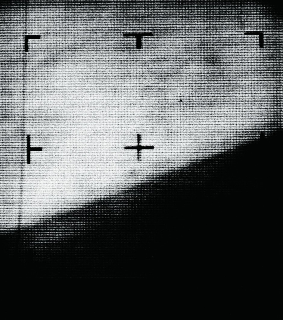 Mariner 4 nahm am 15. Juli 1965 am Mars diese erste jemals gemachte Nahaufnahme eines anderen Planeten auf.