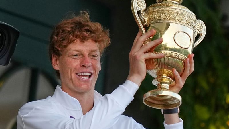 Der Italiener Jannik Sinner hält die Trophäe nach seinem Wimbledon-Sieg. Der Italiener Jannik Sinner hält die Trophäe nach seinem Wimbledon-Sieg.