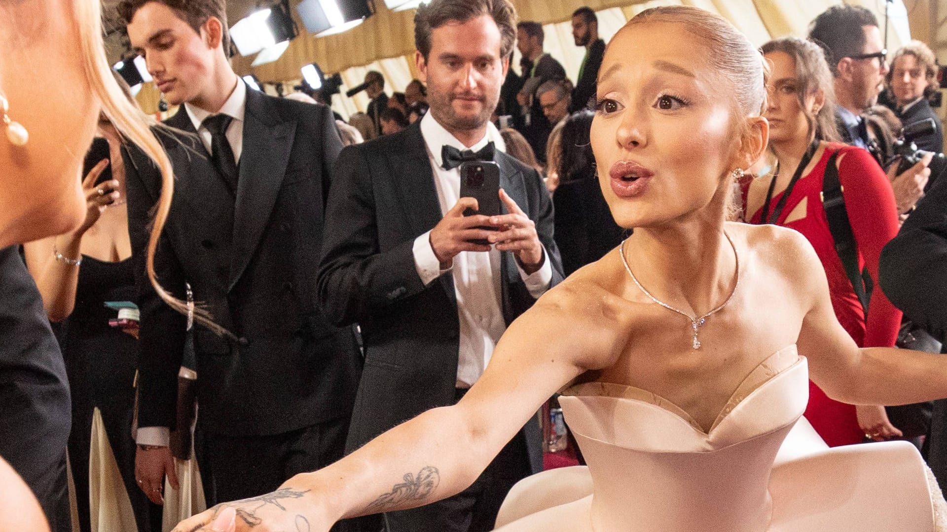 Ariana Grande: Bei der Oscar-Verleihung zeigte sie sich deutlich erschlankt. Ariana Grande: Bei der Oscar-Verleihung zeigte sie sich deutlich erschlankt.