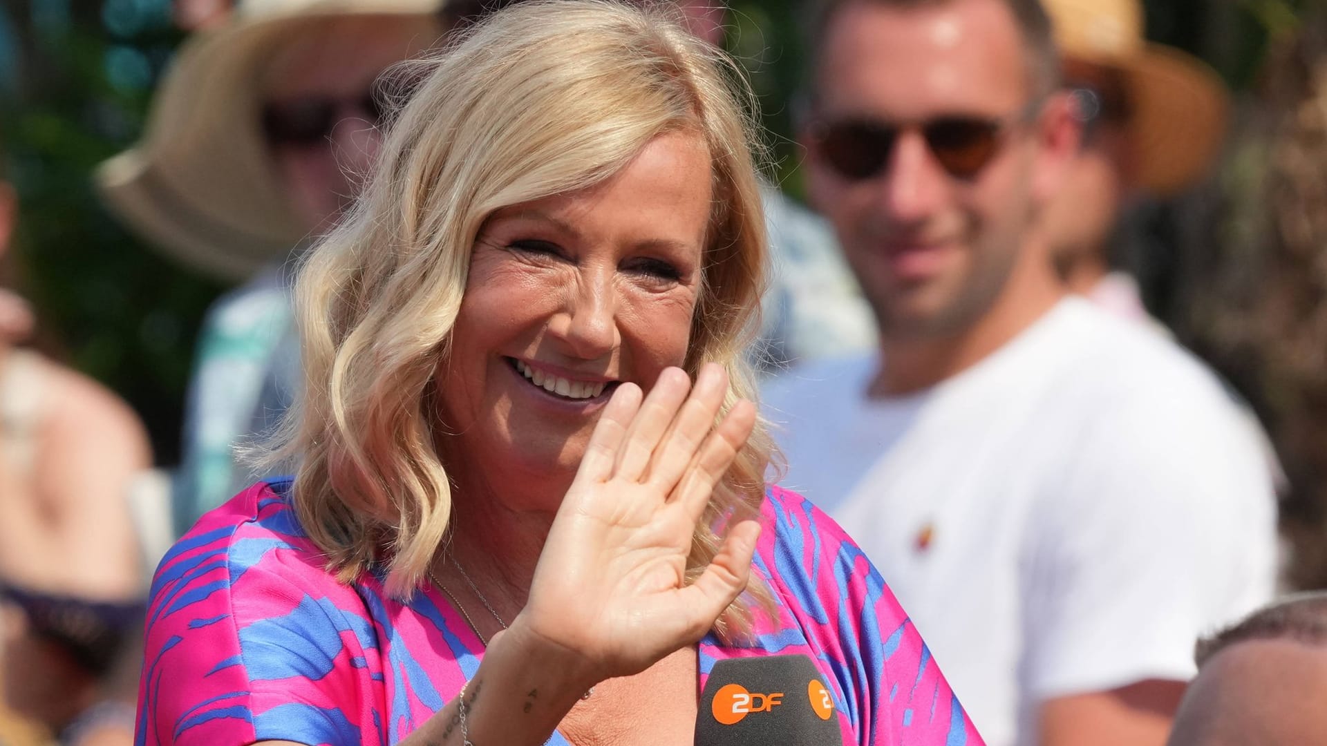 Andrea Kiewel: Am 22. Juni 2025 verkündete sie ihre Verlobung im "ZDF-Fernsehgarten". Andrea Kiewel: Am 22. Juni 2025 verkündete sie ihre Verlobung im "ZDF-Fernsehgarten".