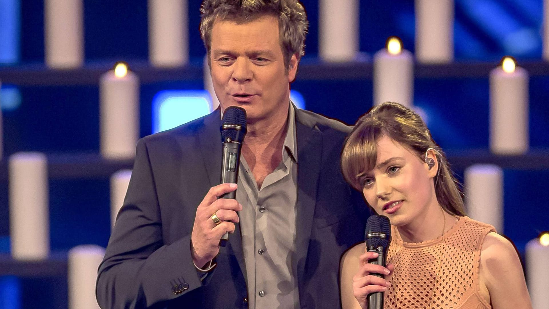DSDS 2018: Moderator Oliver Geissen und Kandidatin Marie Wegener in der dritten Live-Mottoshow. DSDS 2018: Moderator Oliver Geissen und Kandidatin Marie Wegener in der dritten Live-Mottoshow.