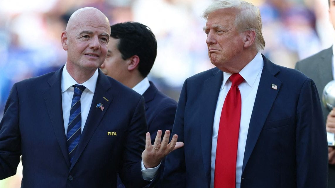 Donald Trump (r.) neben Gianni Infantino: Der US-Präsident traf auf kein ihm zugewandtes Publikum im MetLife Stadium. Donald Trump (r.) neben Gianni Infantino: Der US-Präsident traf auf kein ihm zugewandtes Publikum im MetLife Stadium.