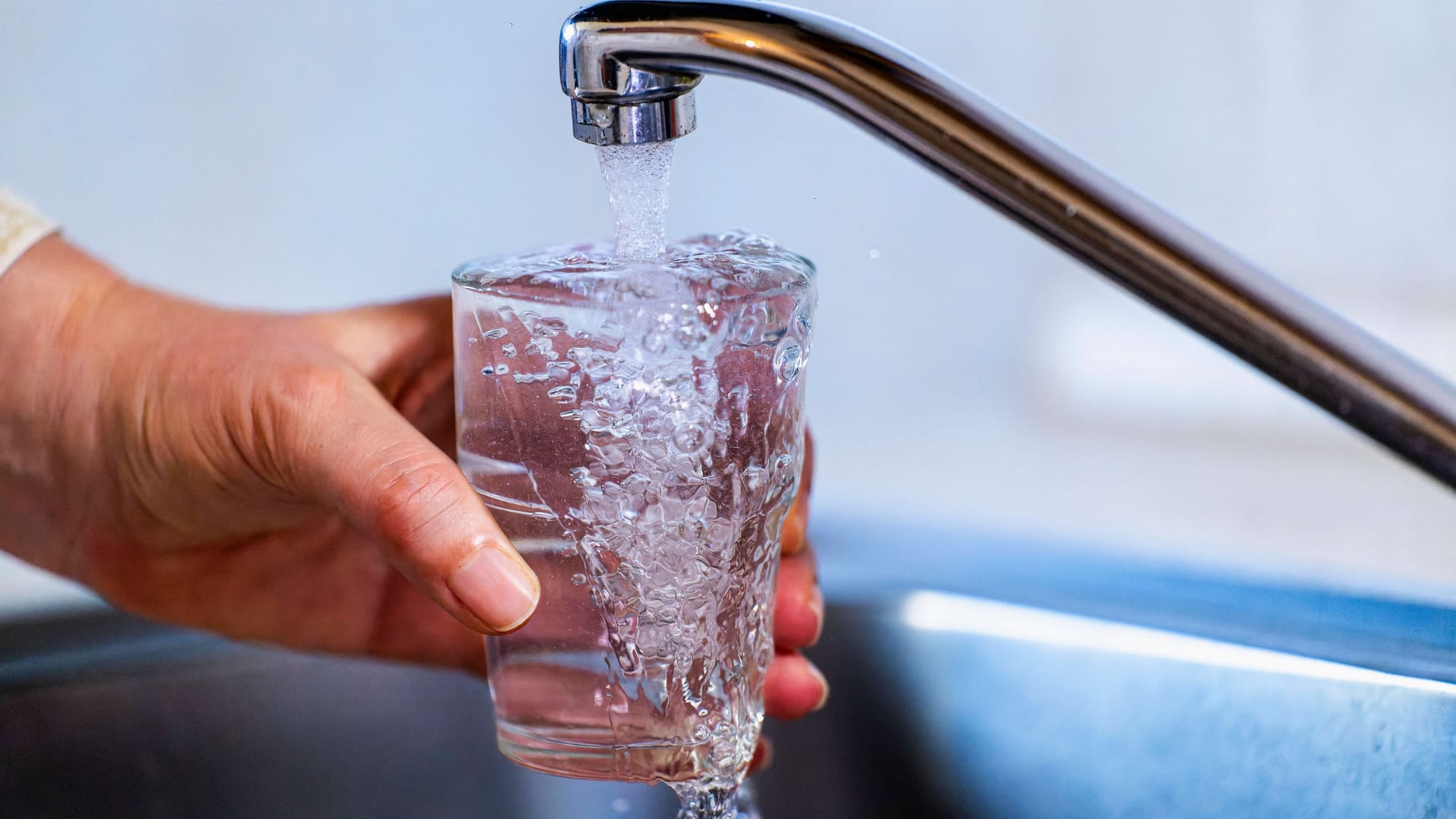 Trinkwasser läuft aus einem Wasserhahn (Symbolbild): Die Stadtwerke Barsinghausen haben eine neue Anlage in Betrieb genommen. Trinkwasser läuft aus einem Wasserhahn (Symbolbild): Die Stadtwerke Barsinghausen haben eine neue Anlage in Betrieb genommen.