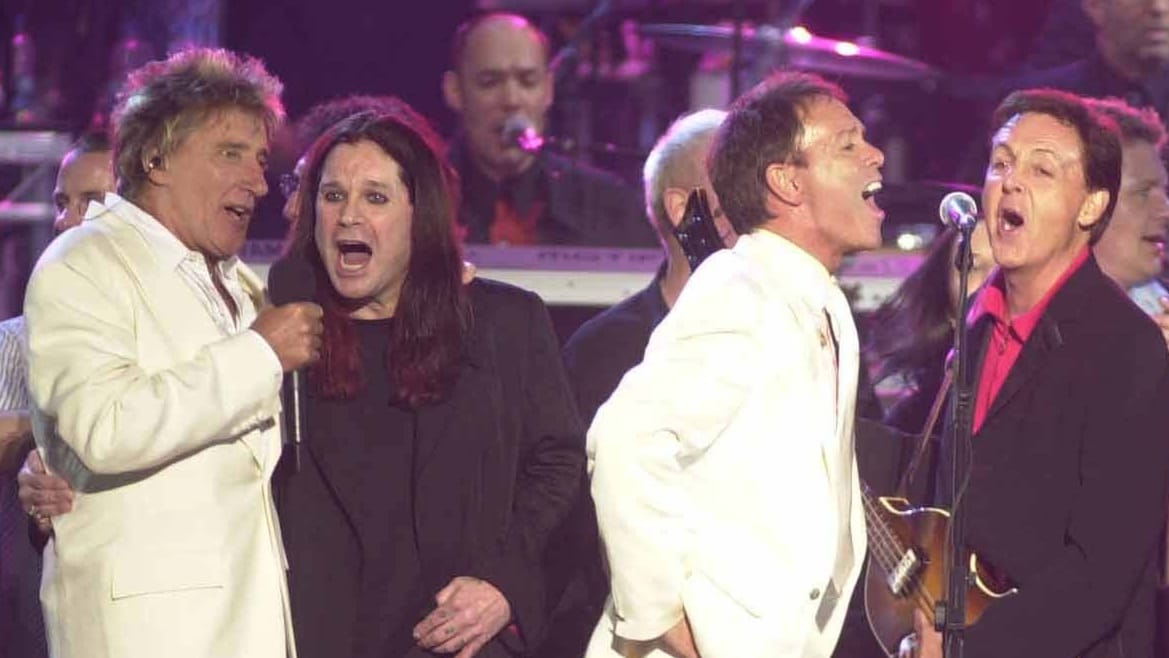 Rod Stewart, Ozzy Osbourne, Cliff Richard und Paul McCartney 2002 bei einem Konzert. Rod Stewart, Ozzy Osbourne, Cliff Richard und Paul McCartney 2002 bei einem Konzert.