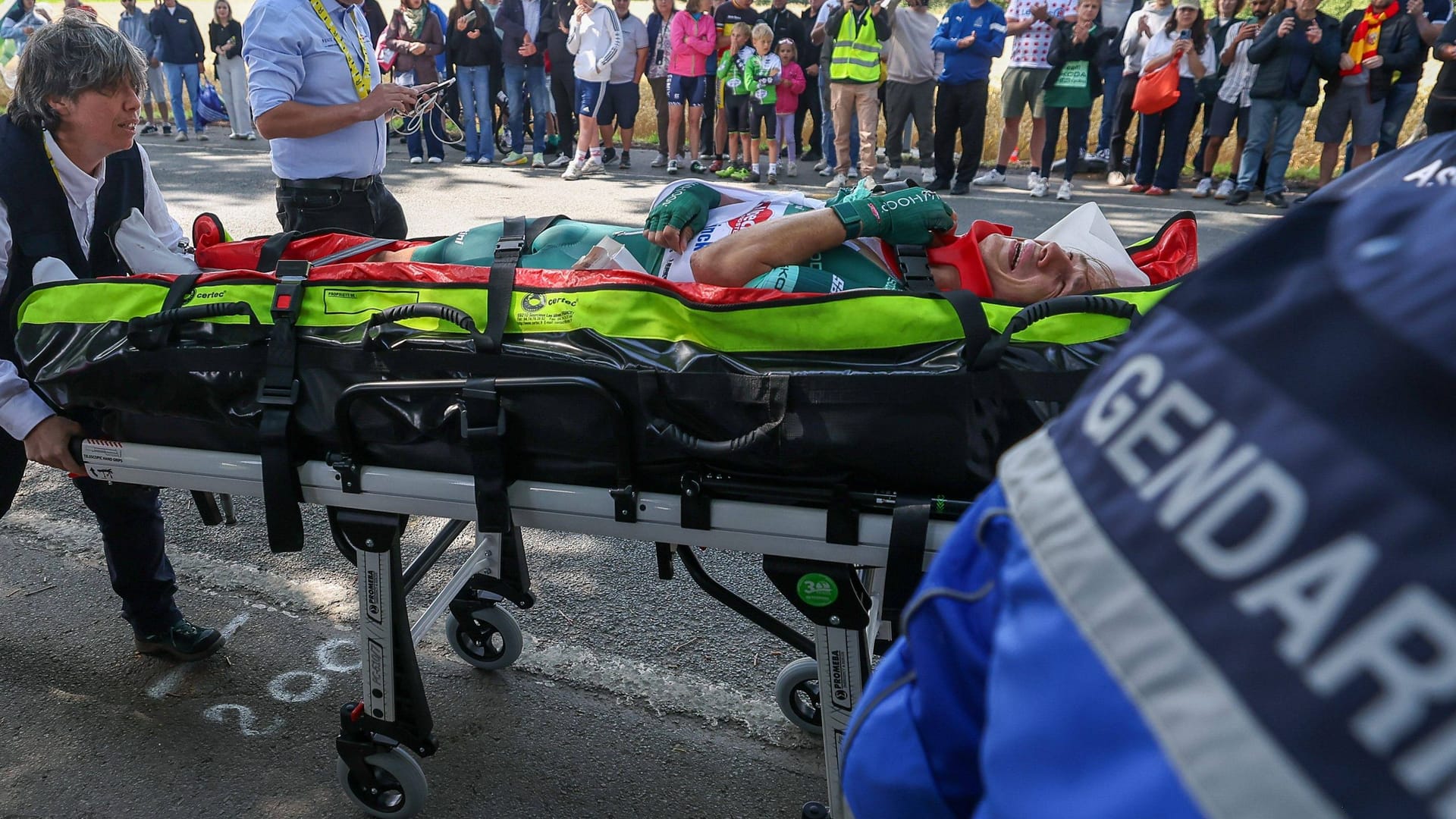 Tour de France: Jasper Philipsen wurde auf einer Liege abtransportiert. Tour de France: Jasper Philipsen wurde auf einer Liege abtransportiert.
