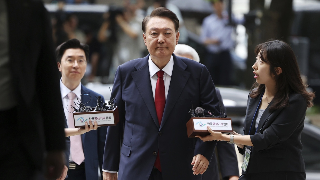 Der ehemalige südkoreanische Präsident Yoon Suk Yeol (Mitte) trifft am Gericht ein.