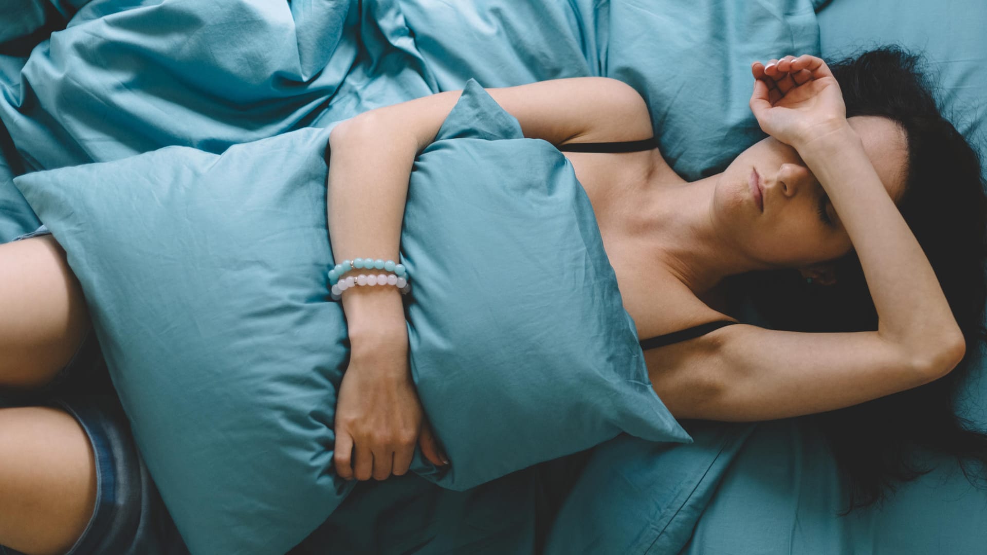 Kranke Frau im Bett schirmt ihre Augen ab Kranke Frau im Bett schirmt ihre Augen ab