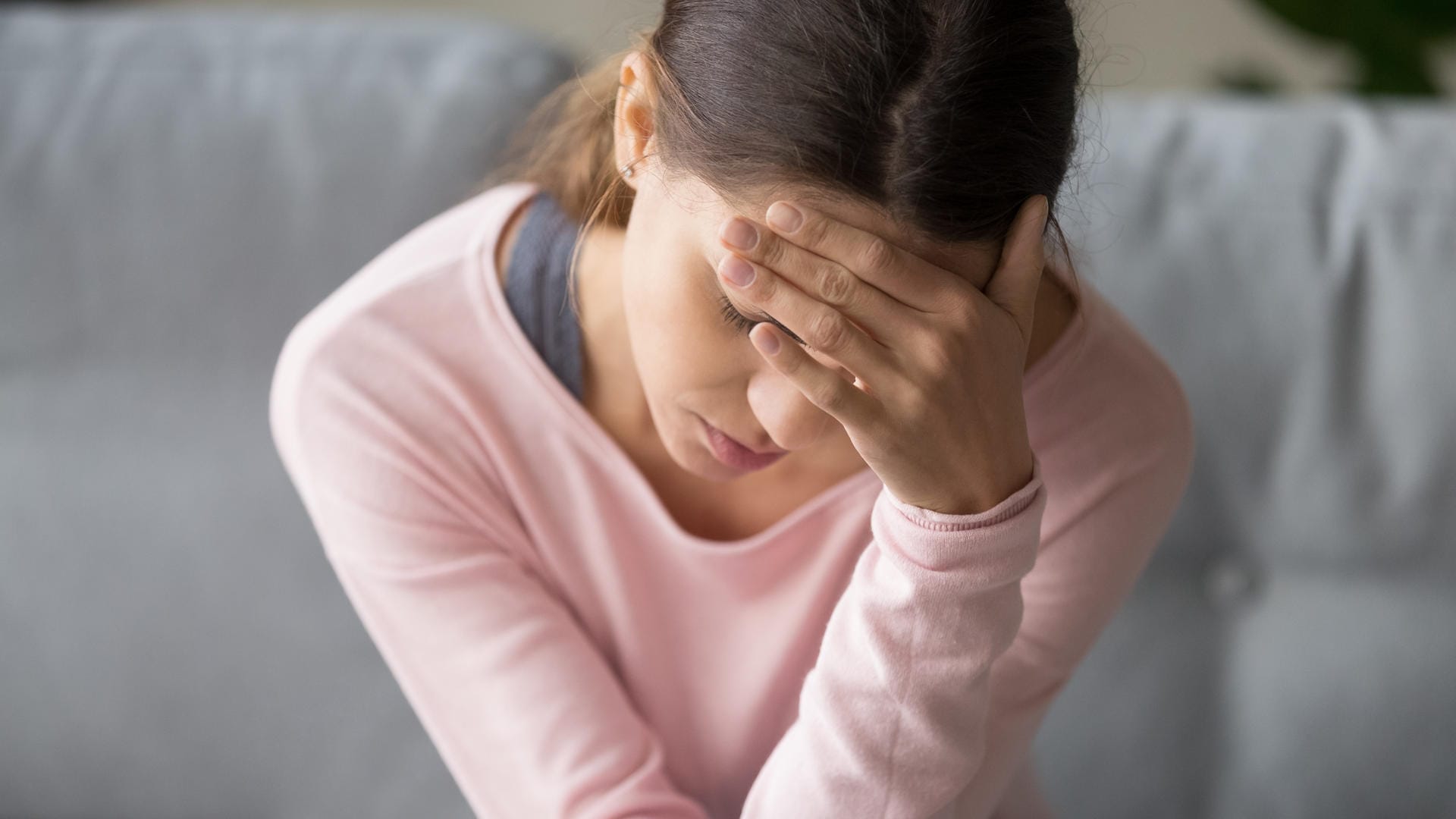 Junge Frau mit Kopfschmerzen Junge Frau mit Kopfschmerzen