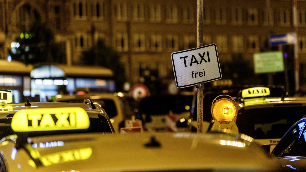 Gegen Uber, Bolt und Co: Taxis werden von den niedrigen Preisen der Konkurrenzanbieter in die Enge getrieben.