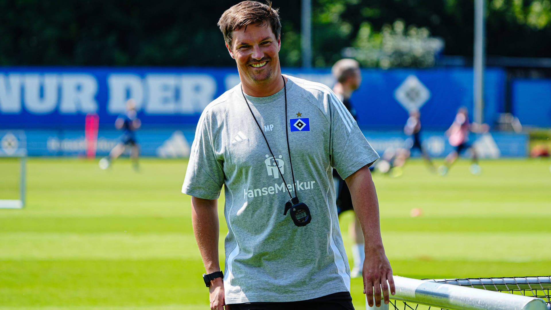 Merlin Polzin freut sich zum Trainingsauftakt: Der HSV-Trainer bestreitet mit seinem Team am Samstag ein Testspiel beim TSV Elstorf.