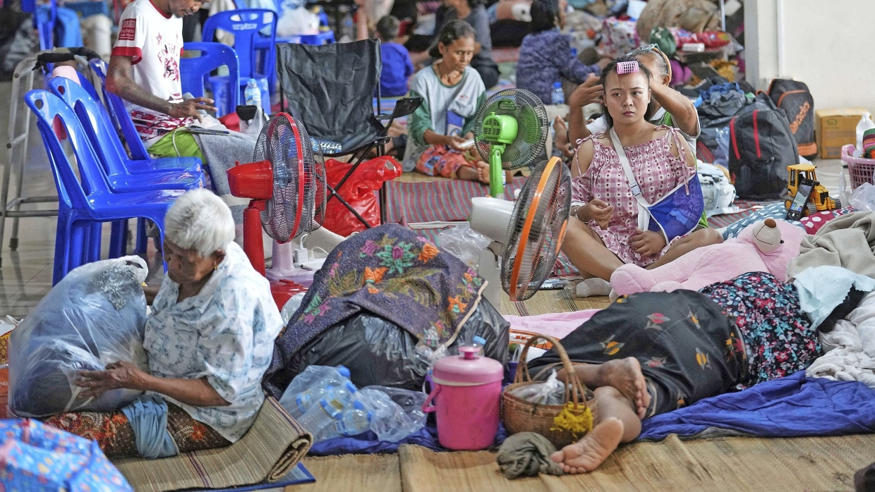 Vorerst in Sicherheit: Thailändische Zivilisten am Sonntag in einer Notunterkunft in der Provinz Surin