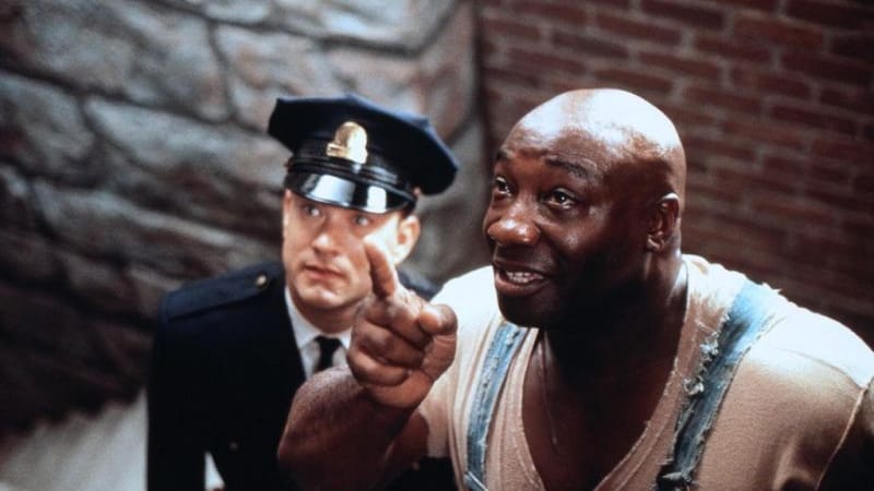 Auf dem Bild sind die Schauspieler Tom Hanks und Michael Clarke Duncan in einer Szene aus dem Film "The Green Mile" zu sehen. Auf dem Bild sind die Schauspieler Tom Hanks und Michael Clarke Duncan in einer Szene aus dem Film "The Green Mile" zu sehen.