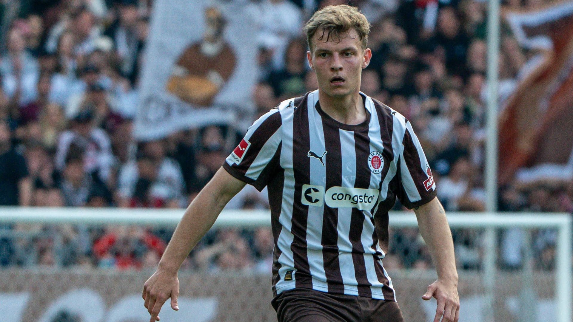 St. Paulis David Nemeth am Ball (Archivbild): In der 1. Runde des DFB-Pokals spielt der Kiezclub als Gast im eigenen Stadion.