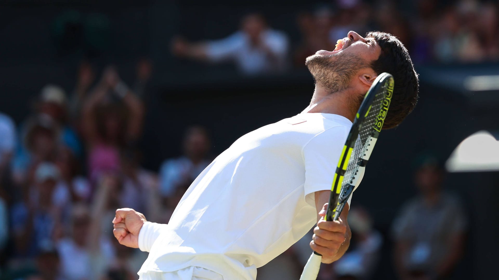 Carlos Alcaraz schreit seine Freude heraus: Er möchte den dritten Wimbledon-Titel in Folge. Carlos Alcaraz schreit seine Freude heraus: Er möchte den dritten Wimbledon-Titel in Folge.