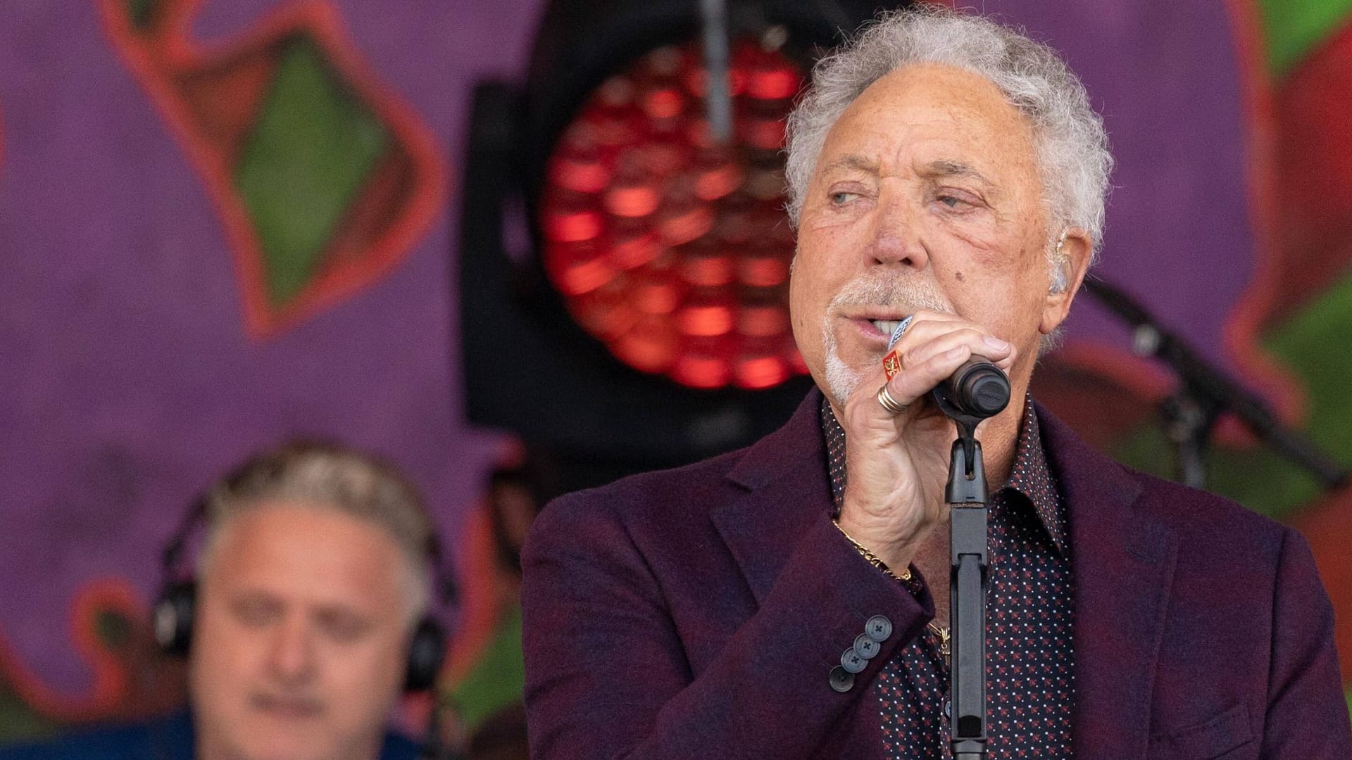 Tom Jones: Ein Song des Sängers sorgt für Kritik. Tom Jones: Ein Song des Sängers sorgt für Kritik.