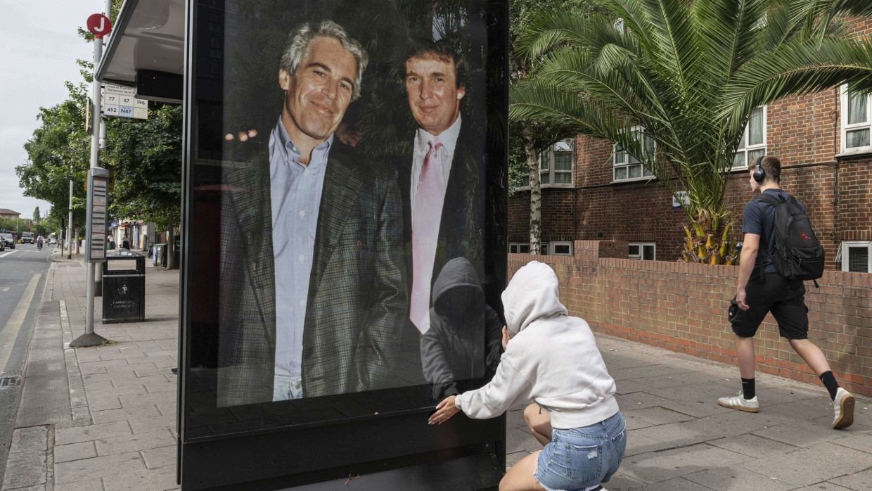 Aktivisten hängen im Juli 2025 in der nähe der US-Botschaft in London ein Poster auf, das ein altes Foto von Jeffrey Epstein und Donald Trump zeigt.