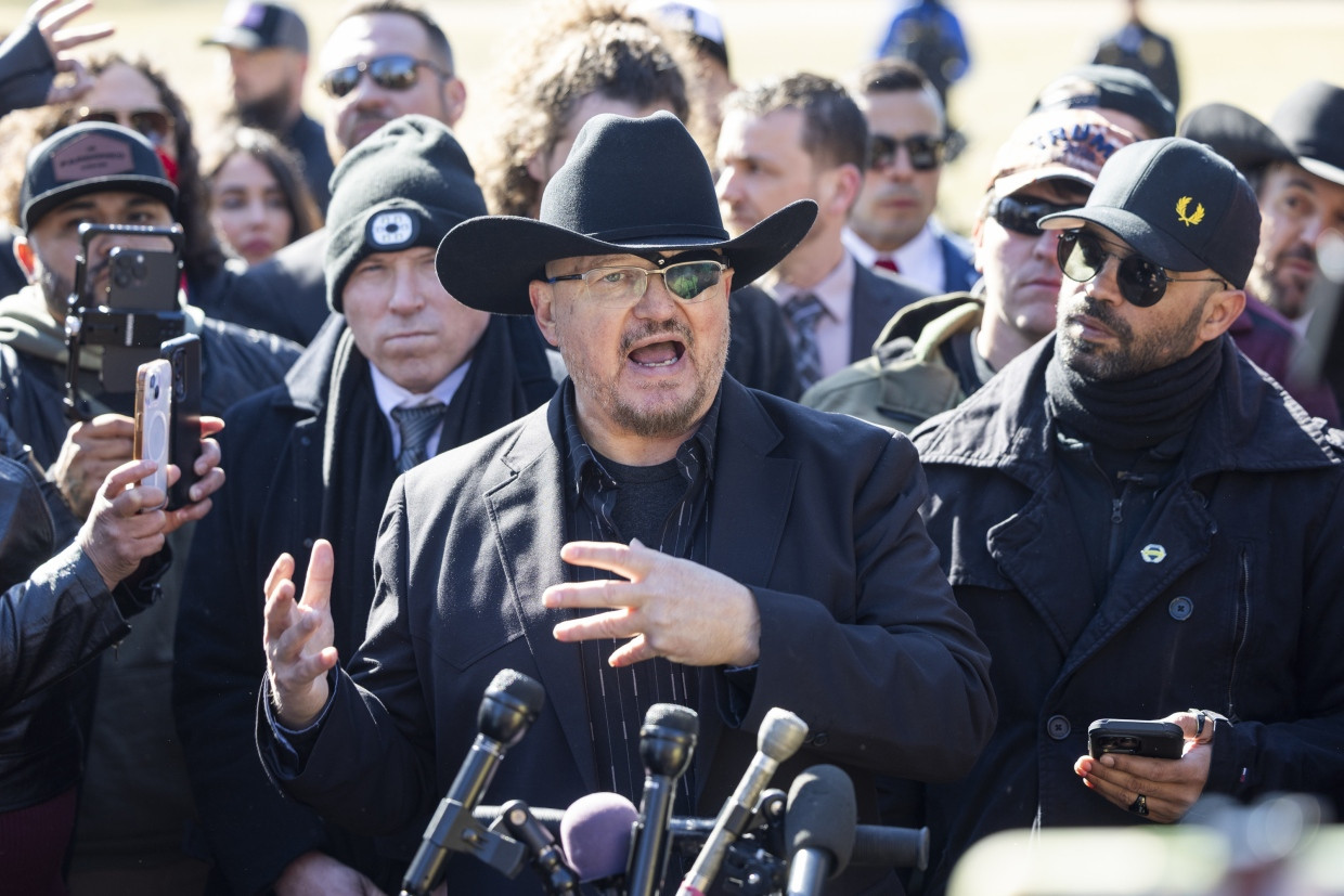 Stewart Rhodes, Gründer der „Oath Keepers“, nimmt mit Mitgliedern der Proud Boys an einer Pressekonferenz am 21. Februar vor dem Kapitol in Washington teil.