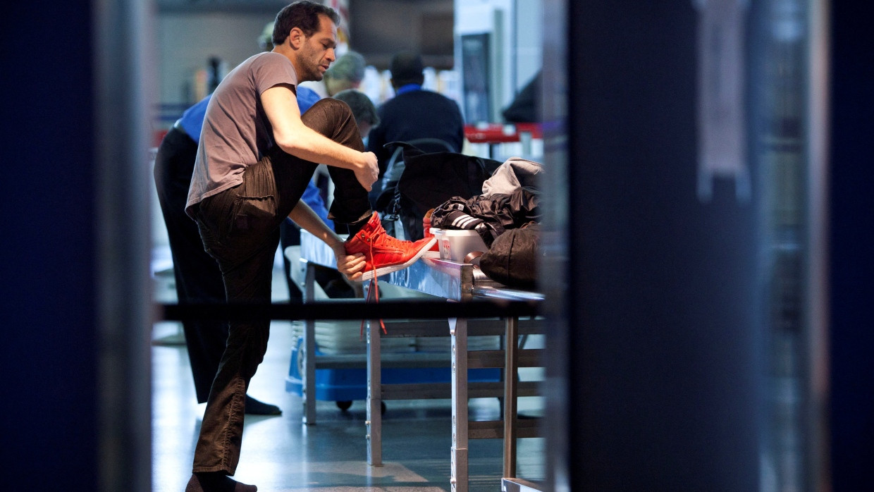 Zeigt her Eure Schuhe: Reisender im Jahr 2012 vor der Sicherheitskontrolle im John-F.-Kennedy-Flughafen, New York