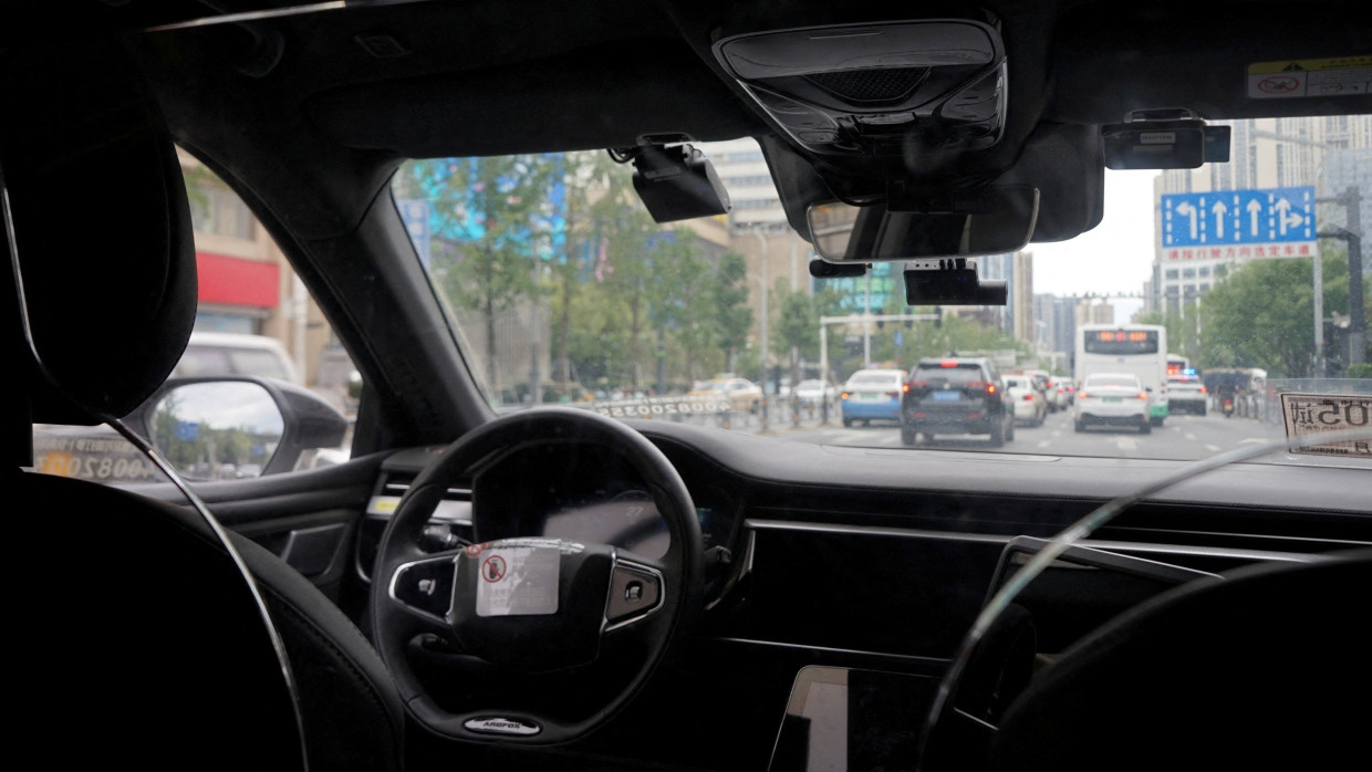 Baidus Robotaxi „Apollo Go“ auf Testfahrt in Wuhan: Der chinesische Tech-Konzern expandiert mit fahrerlosen Taxis weltweit.