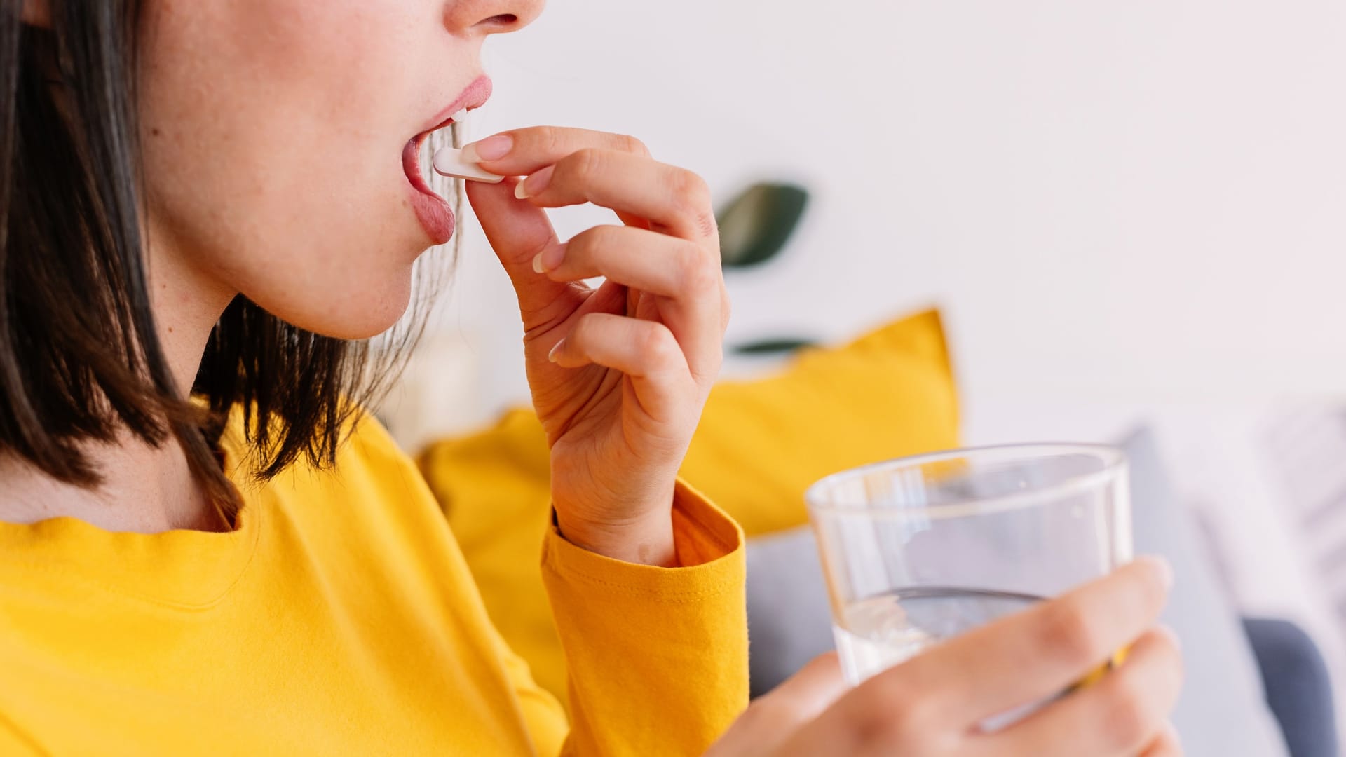 Frau nimmt Tabletten ein Frau nimmt Tabletten ein