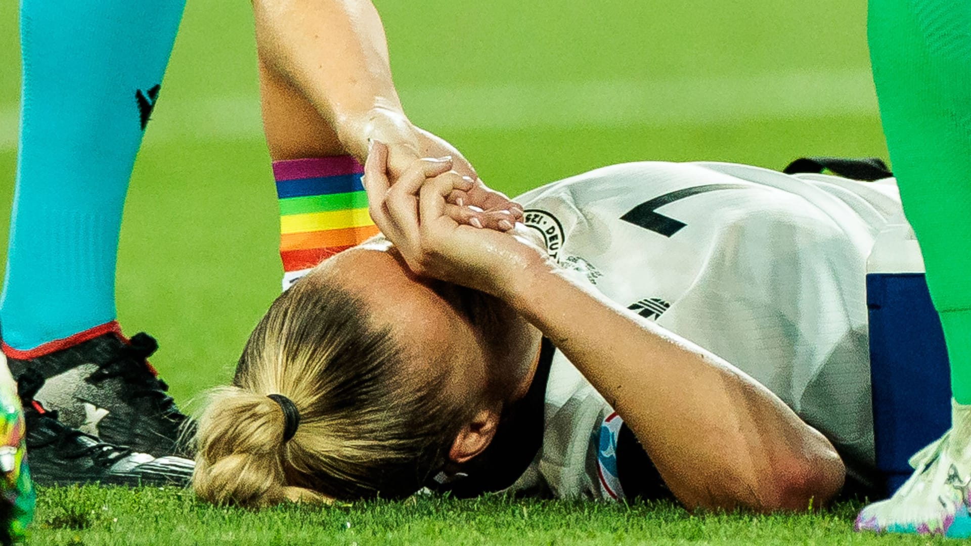 Giulia Gwinn am Boden: Die DFB-Kapitänin verletzte sich im EM-Auftaktspiel. Giulia Gwinn am Boden: Die DFB-Kapitänin verletzte sich im EM-Auftaktspiel.