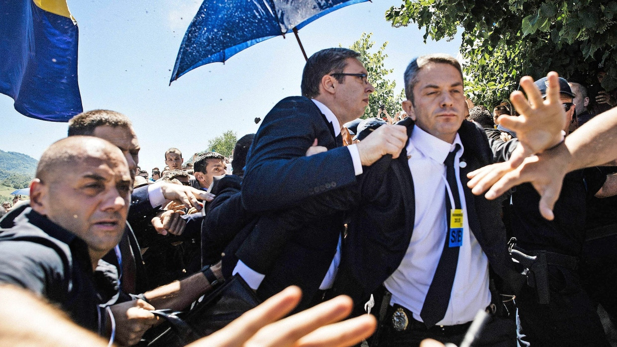 Eine andere Zeit: Serbiens starker Mann Aleksandar Vučić wagte sich im Juli 2015 sogar nach Srebrenica – und wurde mit Steinen beworfen.