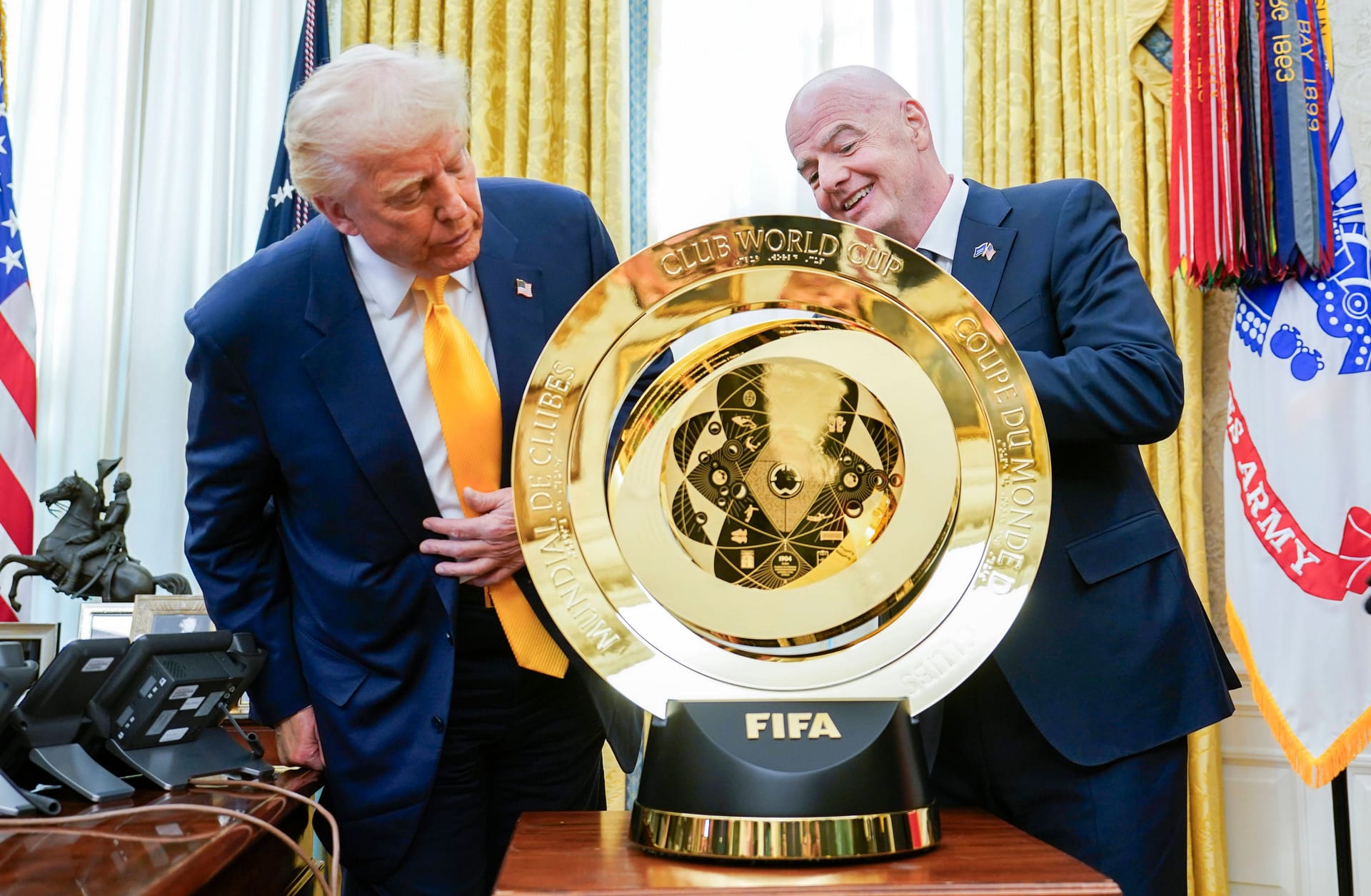 US-Präsident Trump (li.) und Fifa-Boss Infantino mit der Trophäe der Klub-WM. US-Präsident Trump (li.) und Fifa-Boss Infantino mit der Trophäe der Klub-WM.