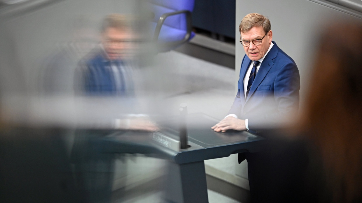 Bundesaußenminister Johann Wadephul (CDU) spricht im Bundestag.