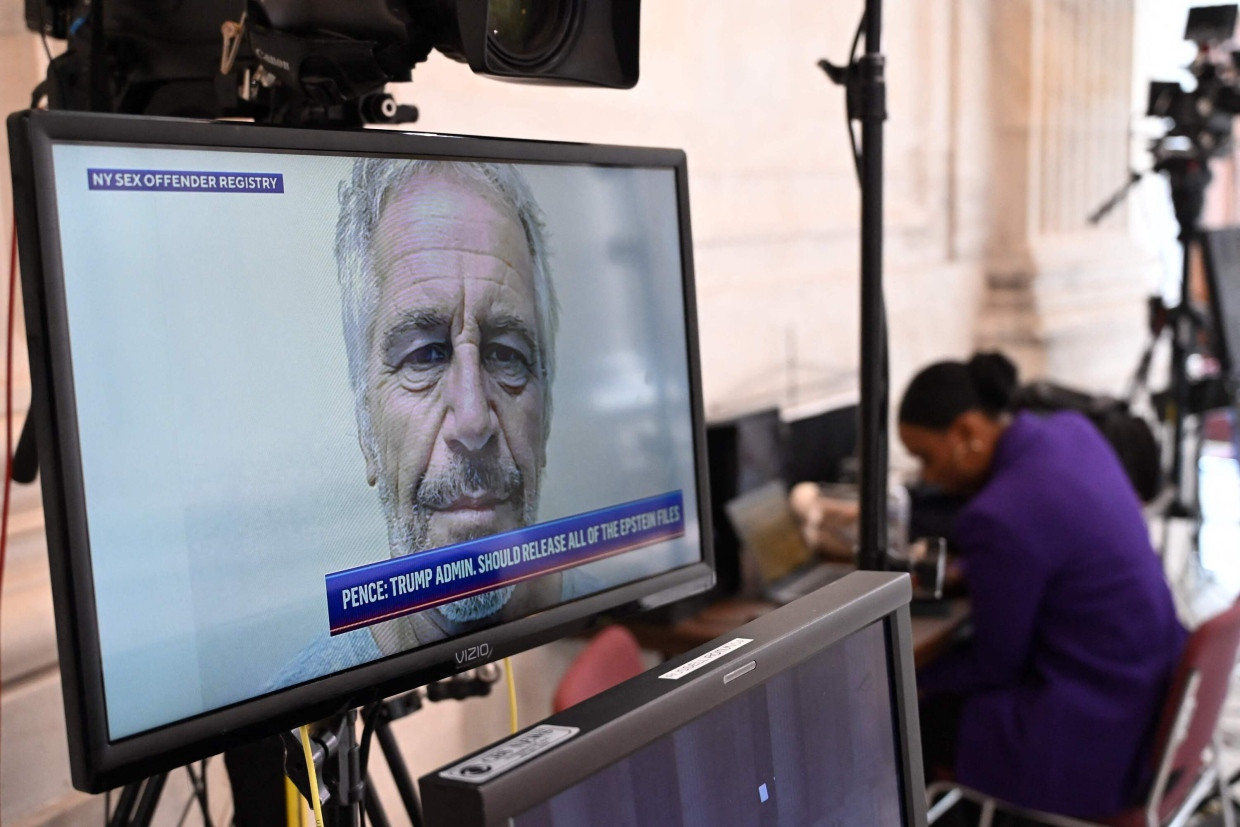 Ein „Mugshot“ von Jeffrey Epstein auf einem Fernseher am 16. Juli im US-Kapitol.