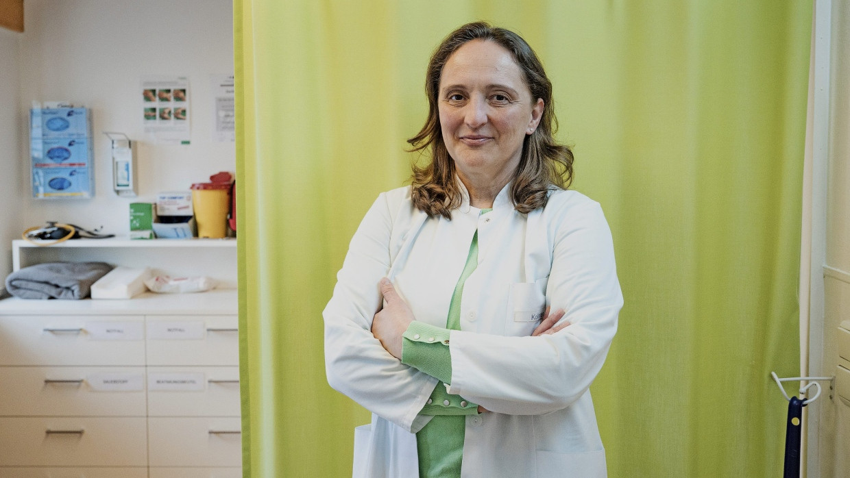 Die Hausärztin Margit Kollmer in einem ihrer Behandlungszimmer ihrer Hausarztpraxis in Velden, Niederbayern.