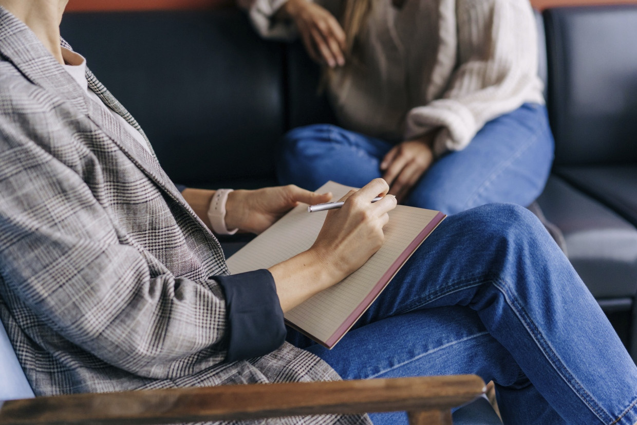 So, wie der Text formuliert ist, müssten viele von ihrem Psychologen gemeldet werden.
