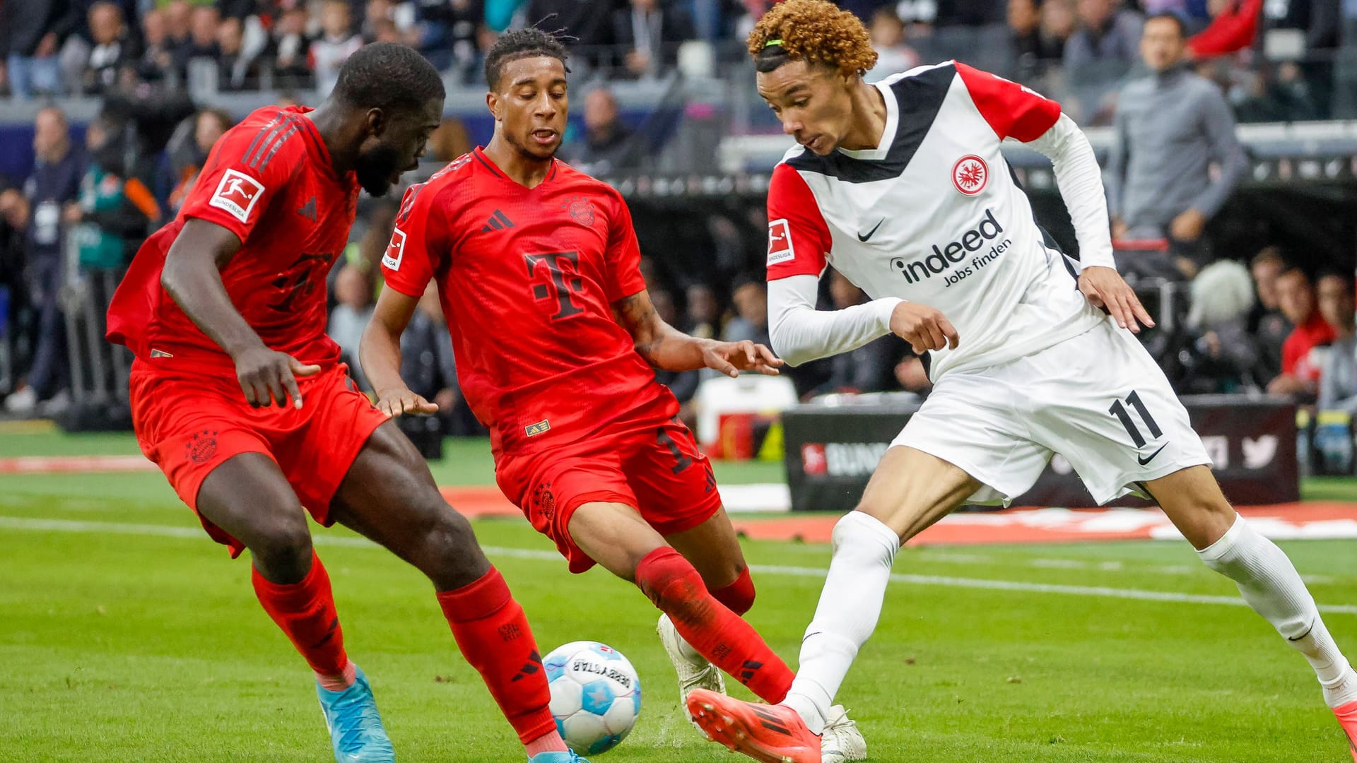 Hugo Ekitiké (r.): Der Franzose steht vor einem Abgang aus der Bundesliga. Hugo Ekitiké (r.): Der Franzose steht vor einem Abgang aus der Bundesliga.