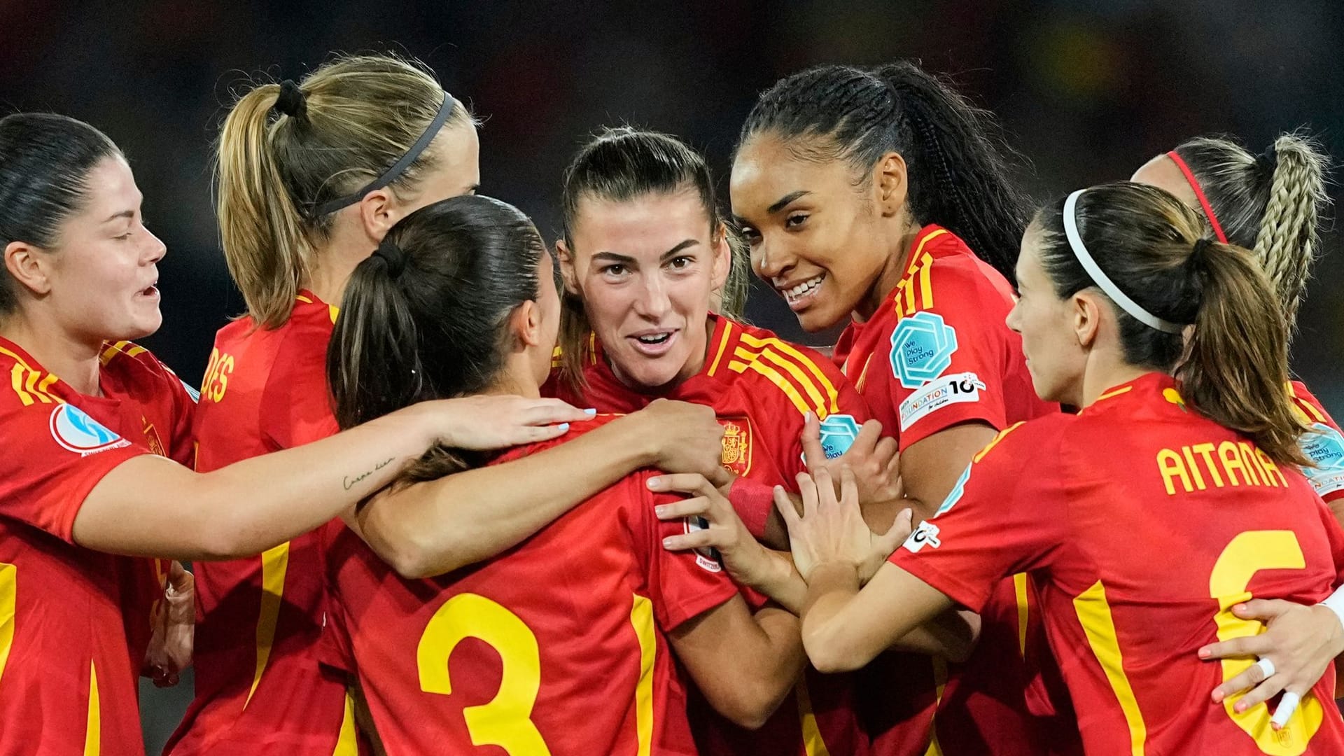 Spanien jubelt: Der Weltmeister schaffte es auch bei der Europameisterschaft souverän ins Viertelfinale. Spanien jubelt: Der Weltmeister schaffte es auch bei der Europameisterschaft souverän ins Viertelfinale.