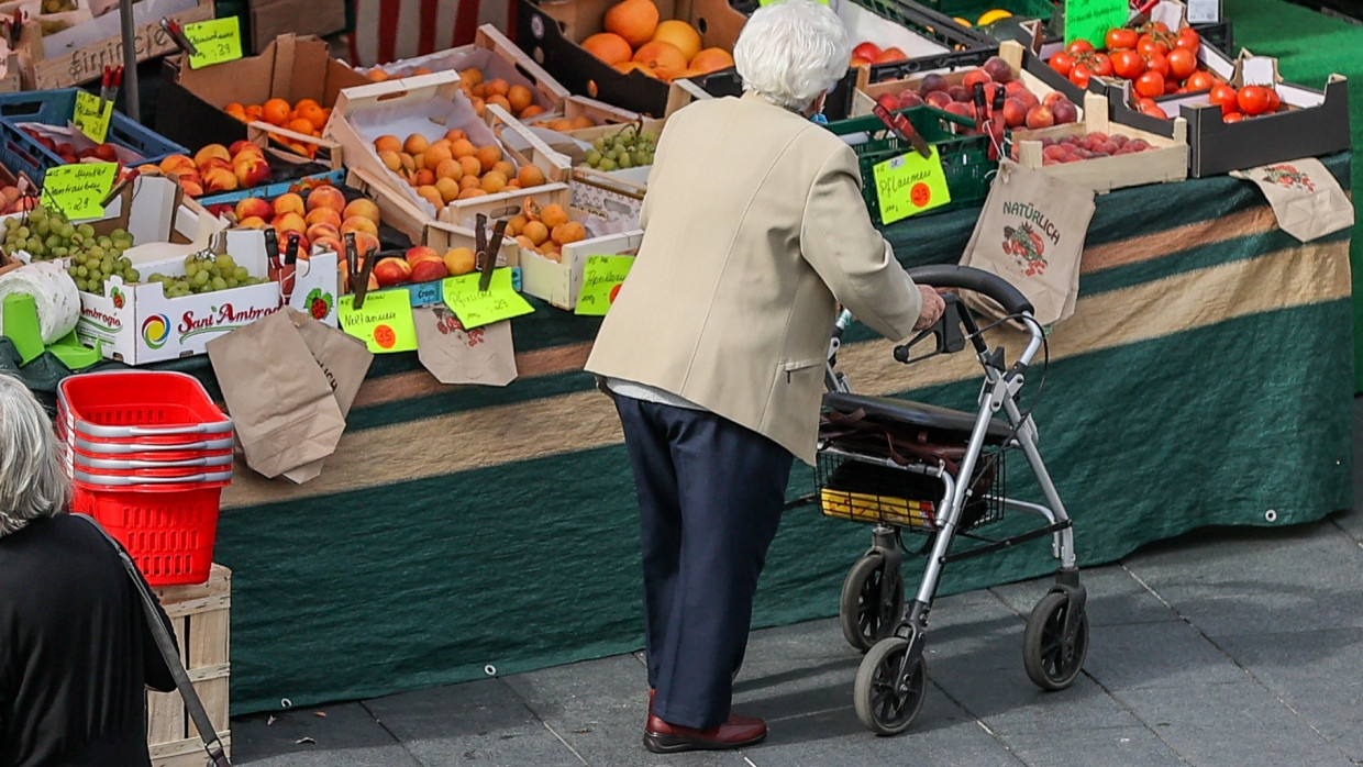 Ältere Dame auf einem Markt in Halle, Sachsen-Anhalt.