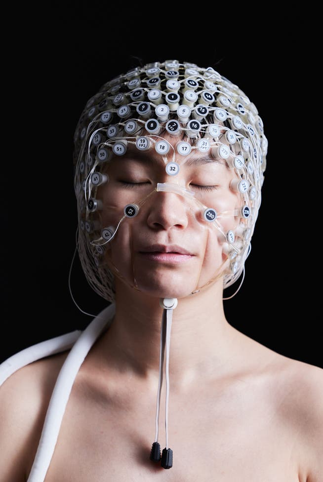 Messungen von elektrischen Strömungen im Gehirn zeigen: Die meisten KI-Nutzer trainieren ihr kritisches Denken weniger. Eine Teilnehmerin an einer EEG-Studie in einem Labor in Eugene, Oregon, USA.