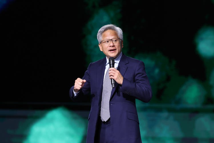 Wenn es wirklich ernst wird, legt der Nvidia-CEO Jensen Huang die schwarze Lederjacke ab. Der amerikanische Unternehmer hat in den letzten Monaten intensiv für eine Lockerung der Exportbeschränkungen der USA geworben – mit Erfolg, wie sich jetzt zeigt.