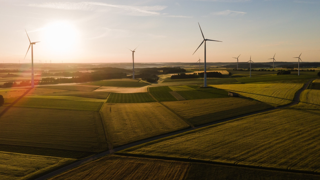 Erneuerbare Energie: Die EU-Nachhaltigkeitsrichtlinie CSRD verlangt von Firmen, über die Folgen ihrer Geschäfte für Klima und Umwelt zu berichten.