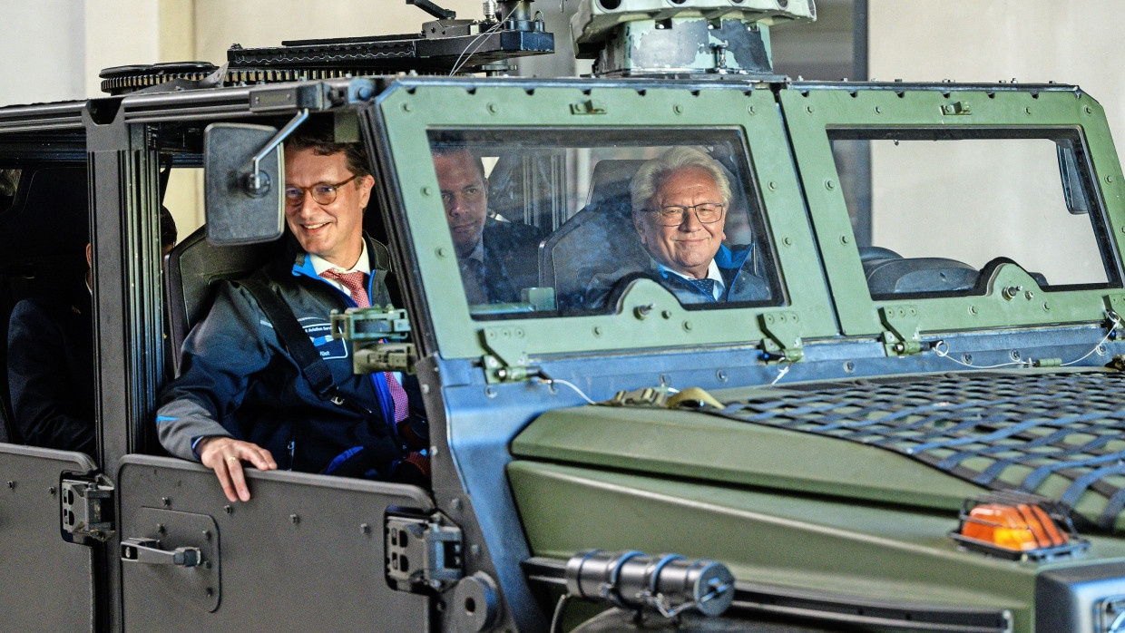 Zusammen unterwegs im Panzer: NRW-Ministerpräsident Hendrik Wüst (CDU) mit Armin Papperger (Rheinmetall).