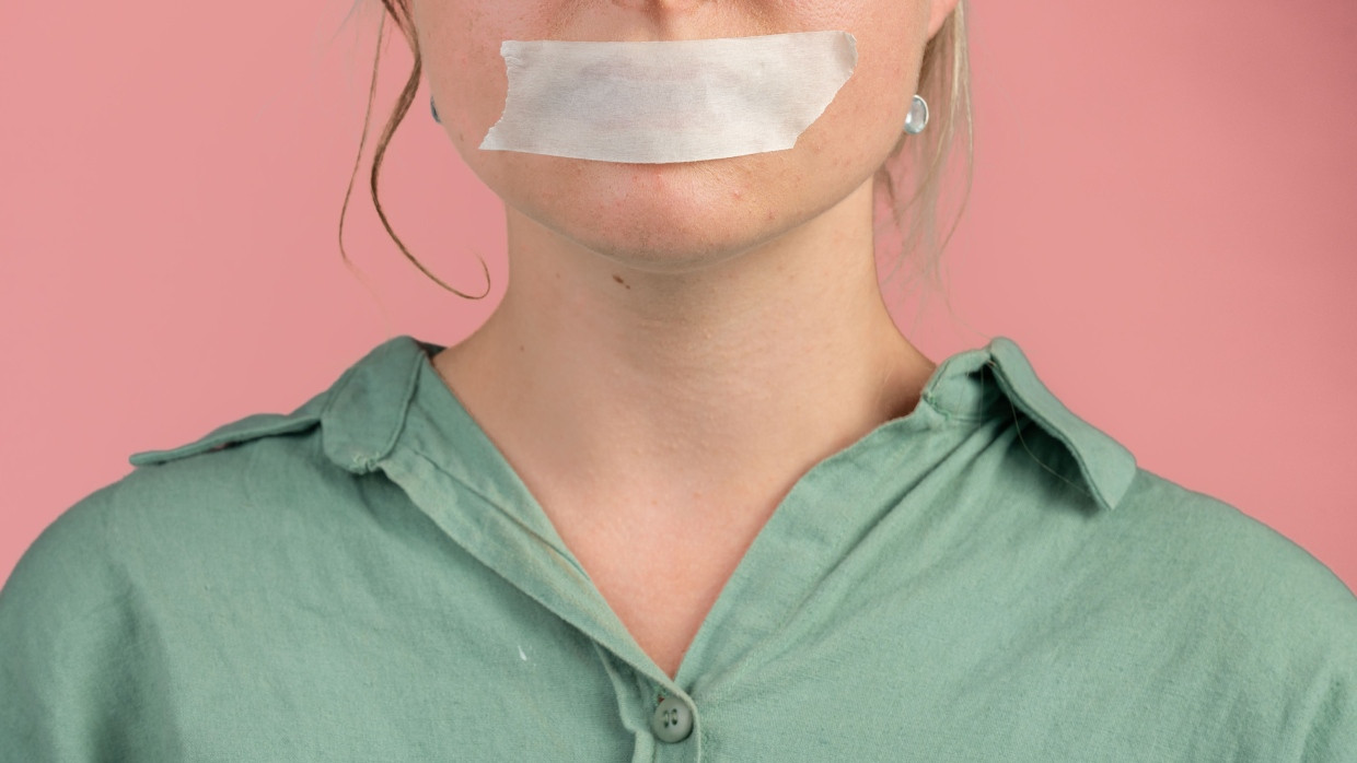 Beim Mouth Taping klebt man sich vor dem Einschlafen den Mund zu.