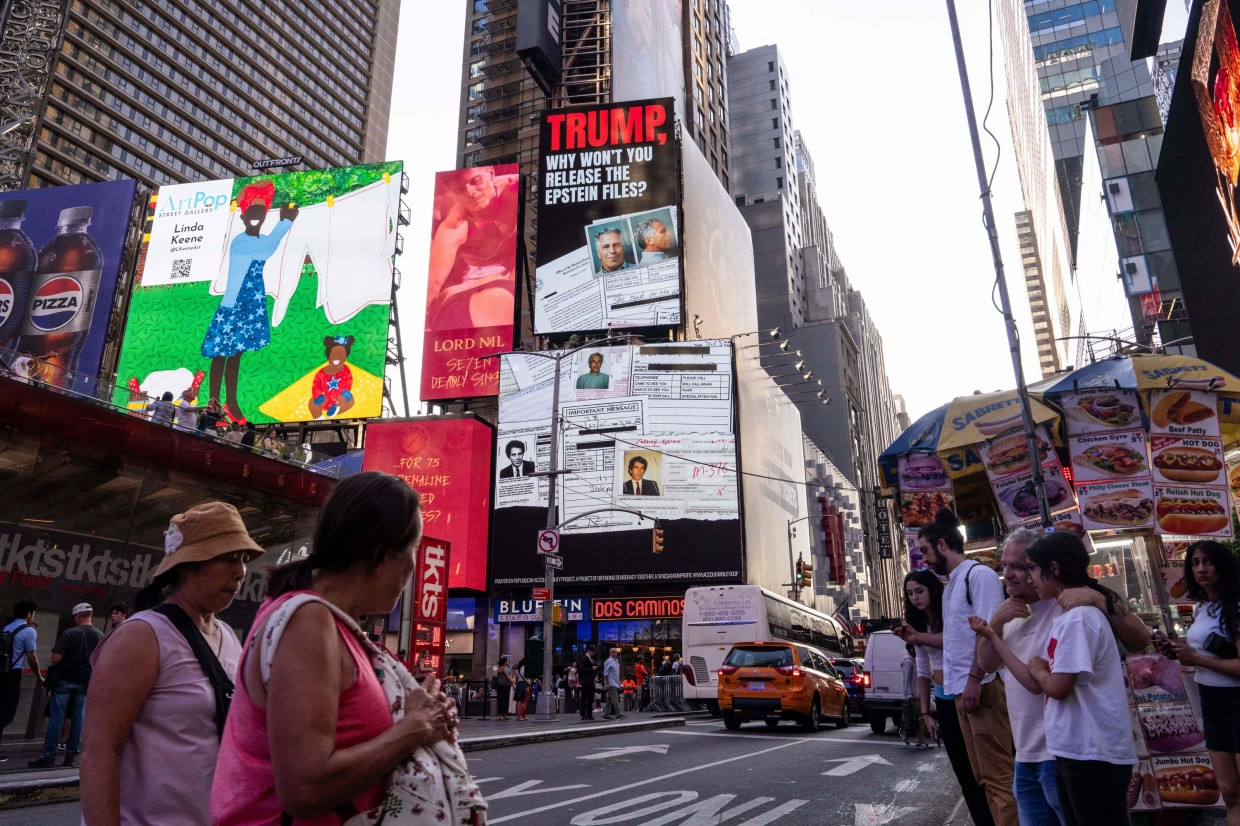 Eine Anzeigetafel am Times Square in New York im Juli mit der Forderung an Präsident Trump, die Epstein-Akten freizugeben