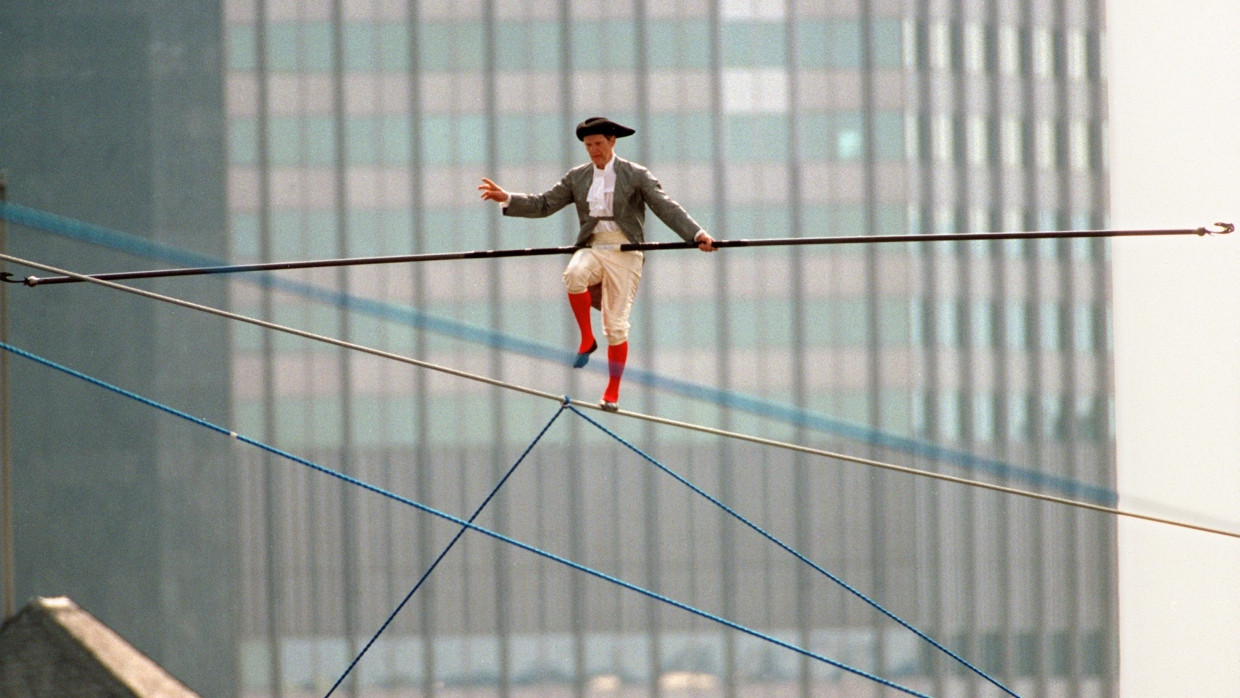 Der französische Hochseilartist Philippe Petit mit einer Balancierstange auf dem Seil in Frankfurt.