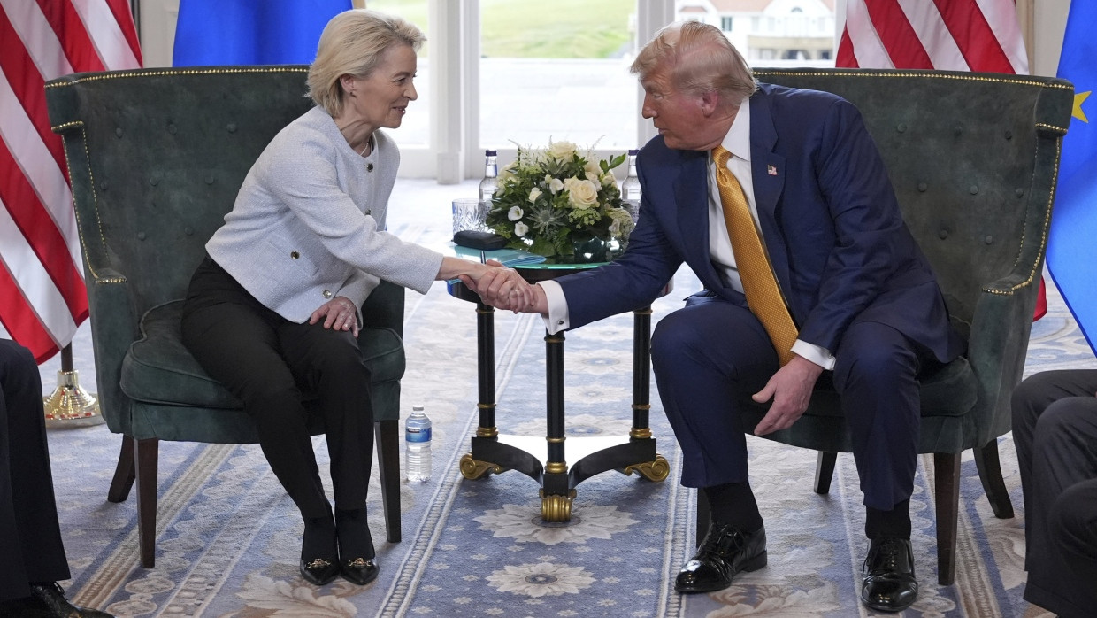 US-Präsident Donald Trump trifft die Präsidentin der Europäischen Kommission Ursula von der Leyen zu bilateralen Gesprächen auf dem Trump Turnberry Golfplatz.