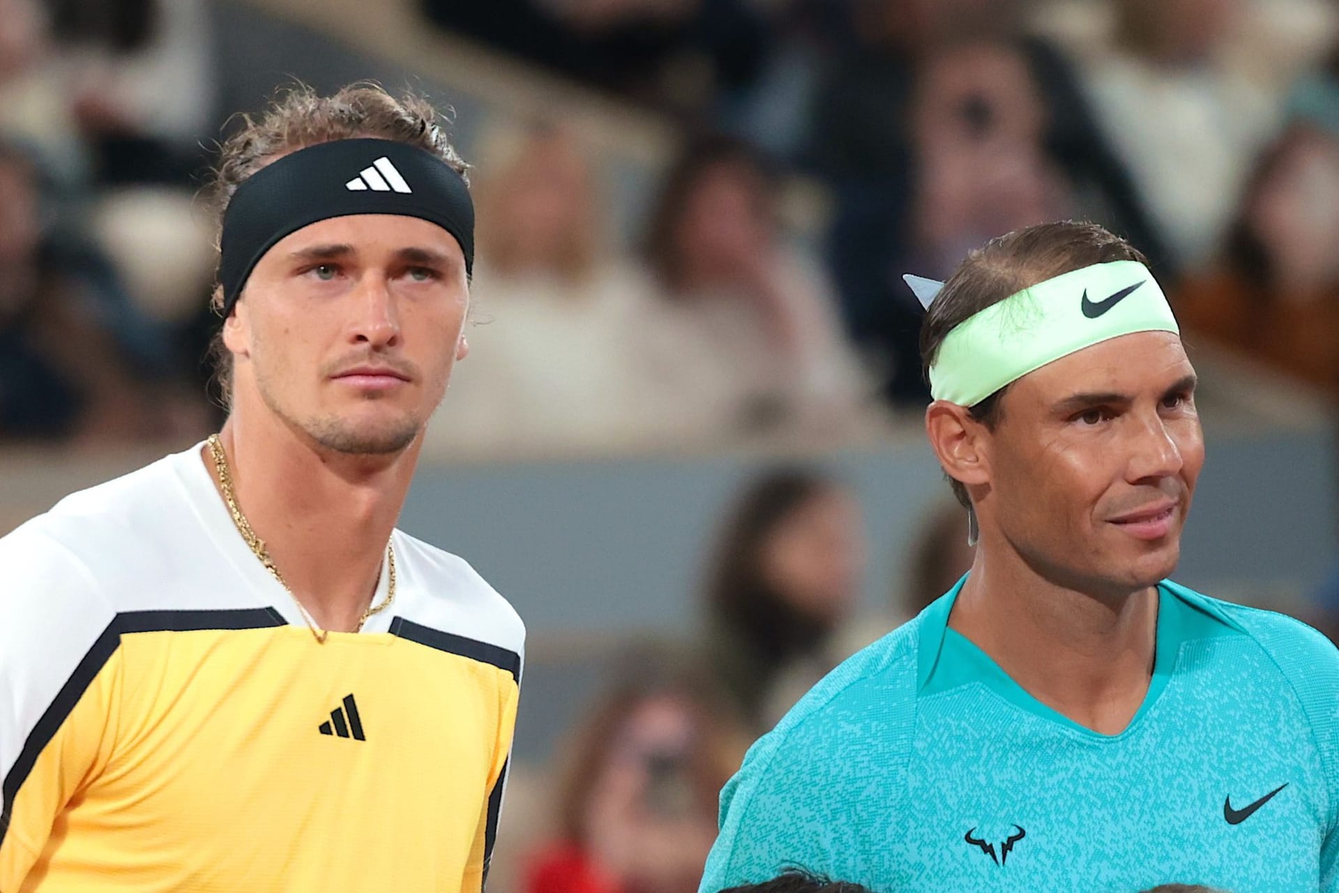 Alexander Zverev (l.) und Rafael Nadal bei einem gemeinsamen Auftritt auf dem Court (Archivbild). Alexander Zverev (l.) und Rafael Nadal bei einem gemeinsamen Auftritt auf dem Court (Archivbild).