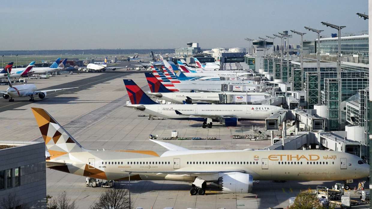 International: Flugzeuge aus verschiedenen Ländern stehen am Terminal zwei des Frankfurter Flughafens.