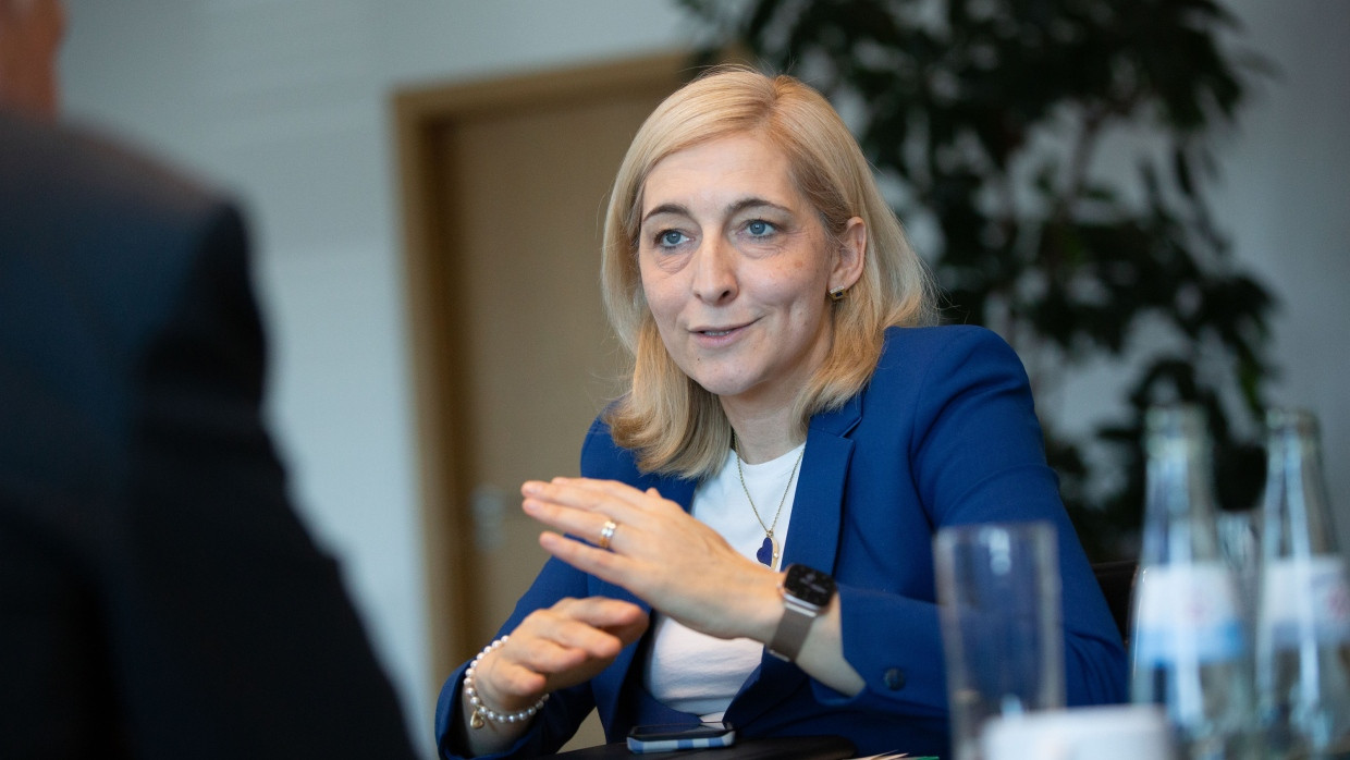 Bundesgesundheitsministerin Nina Warken im Interview mit der F.A.Z. in ihrem Büro im Ministerium in Berlin im Mai.