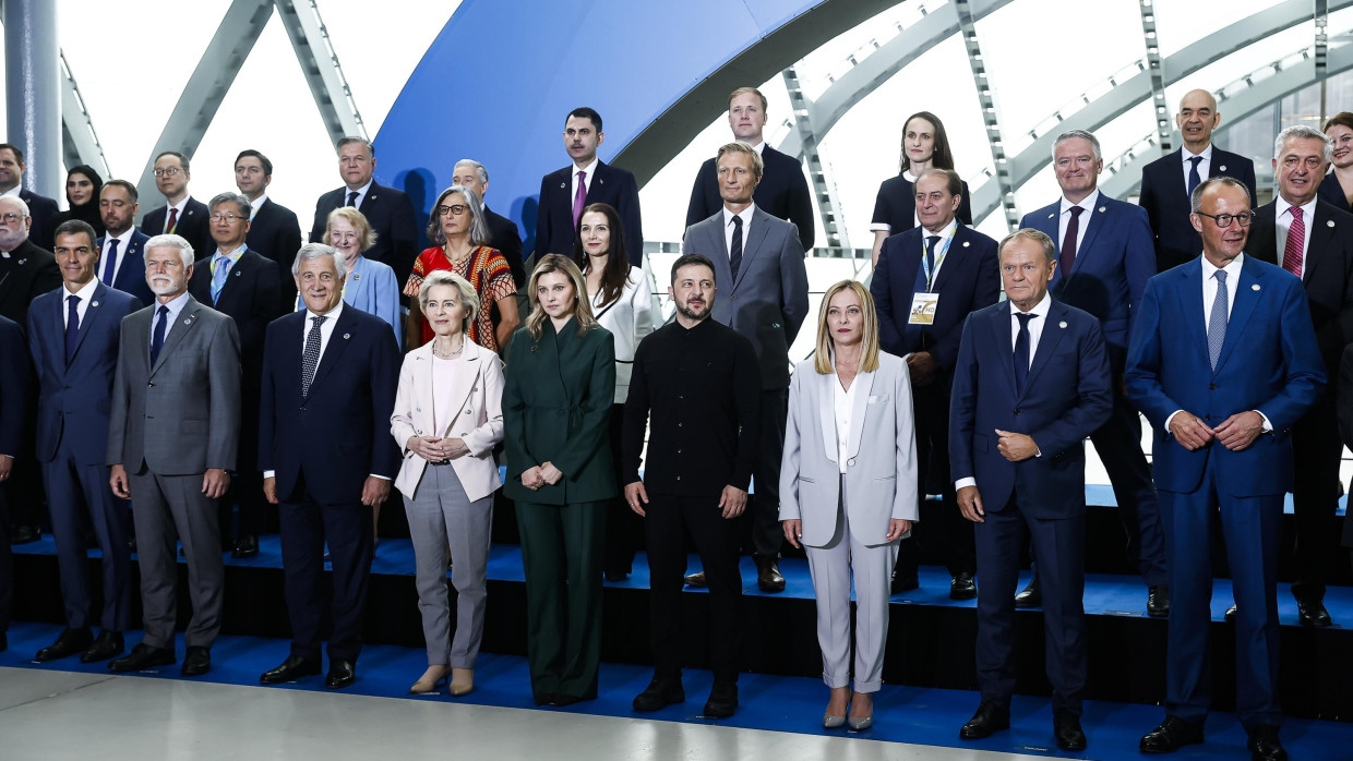 Posieren für das Gruppenbild: Teilnehmer der Wiederaufbau-Konferenz in Rom
