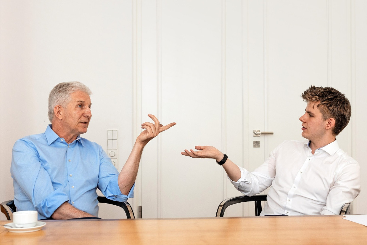 Johannes Zerger (links) und Arthur Kießling diskutieren über die Wehrpflicht.