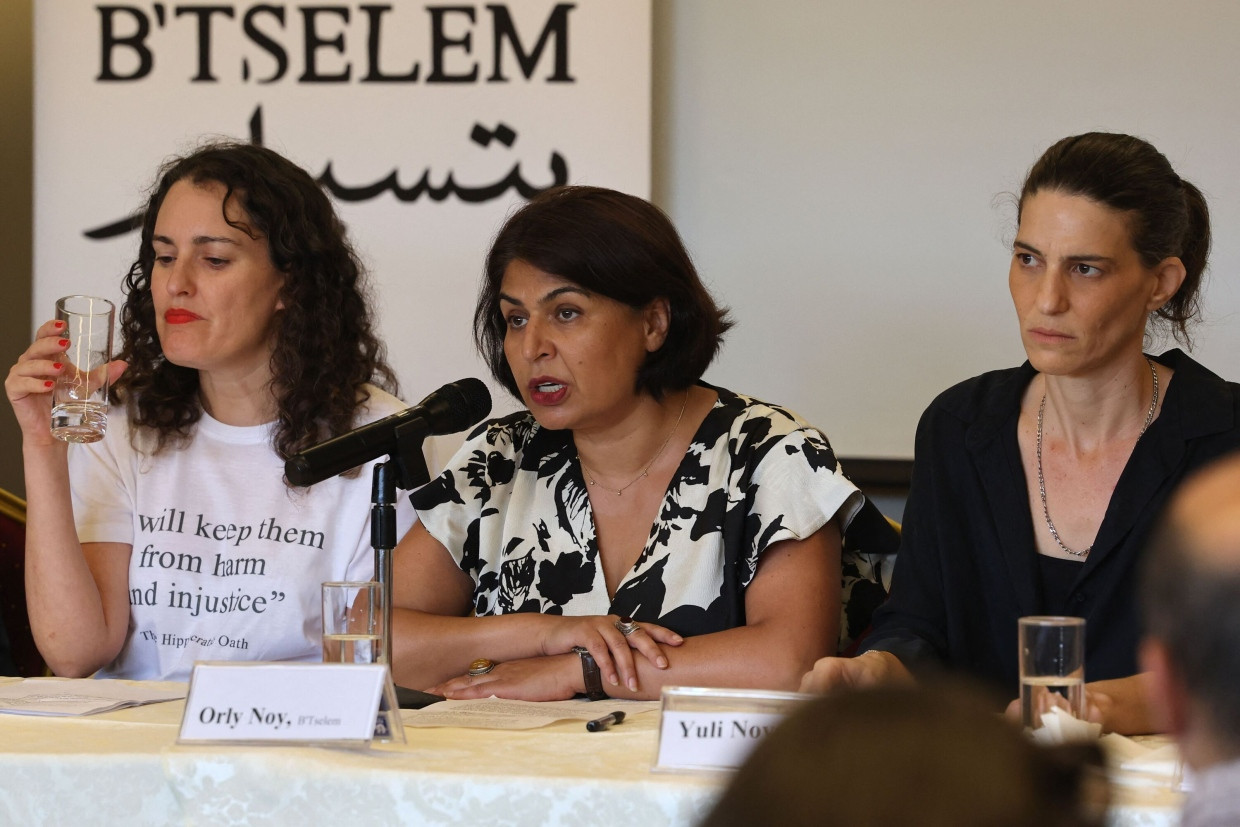 Zwei bekannte Organisationen auf der radikalen Linken: Gemeinsame Pressekonferenz von B’Tselem and PHRI in Jerusalem am 28. Juli. Am Mikrofon ist Orly Noy von B’Tselem.